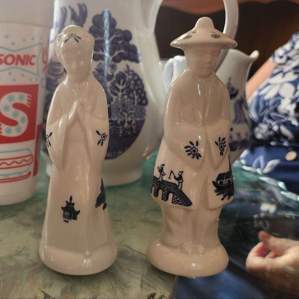 Blue Willow Salt & Pepper Set